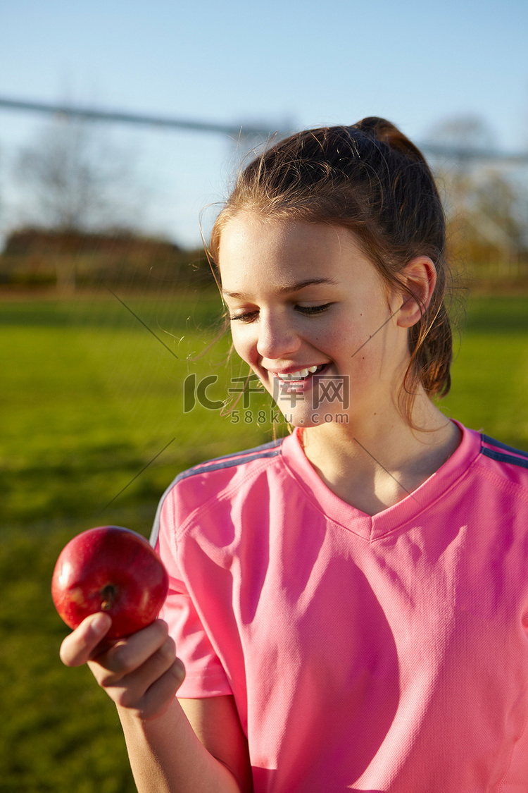 女孩在田里吃苹果