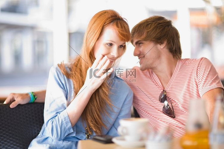 笑嘻嘻的年轻夫妇喝着咖啡