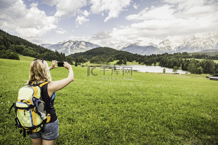 一名女子在拍摄德国巴伐利亚州热