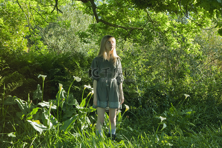 站在花园里的年轻女子
