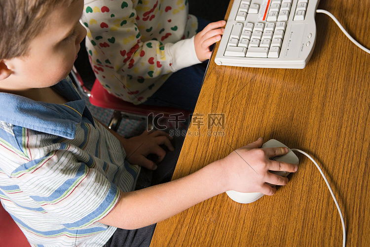 一个使用电脑鼠标的男孩