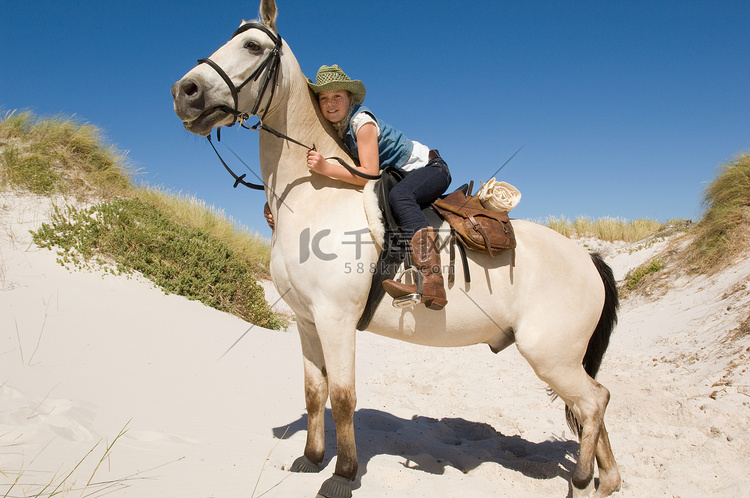一个骑马的女孩