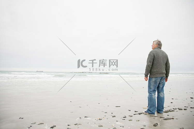 站在海滩上的男人