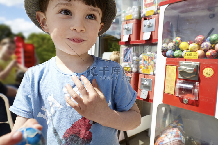 口香糖贩卖机旁的快乐男孩