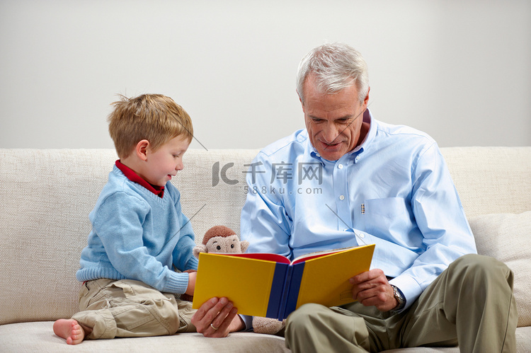 小男孩和爷爷一起看书
