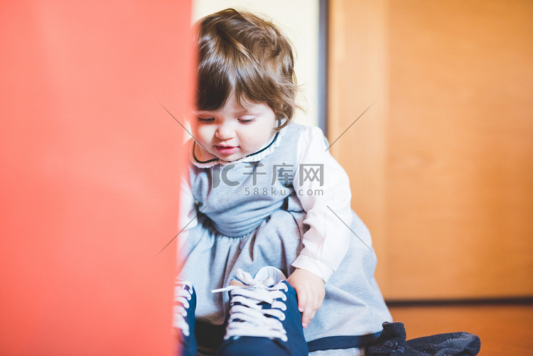 蹒跚学步的女孩子玩运动鞋