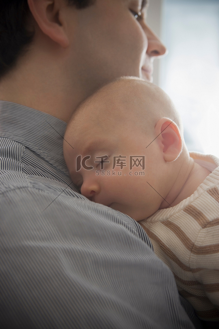 睡在父亲肩膀上的男婴近距离观察