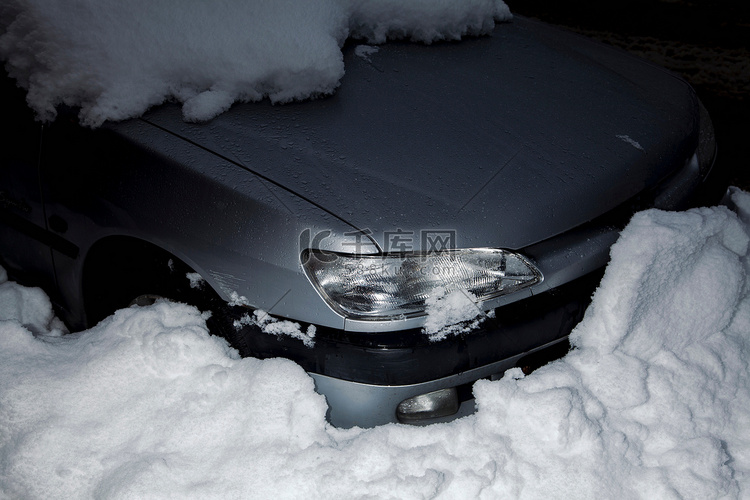 汽车被埋在雪中