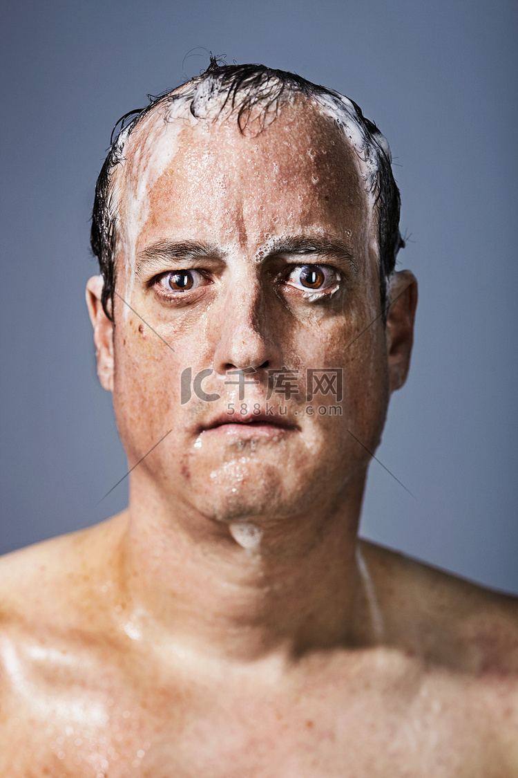 脸上沾着肥皂的男人肖像