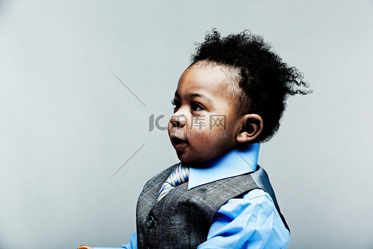 男婴穿马甲衬衫打领带的肖像