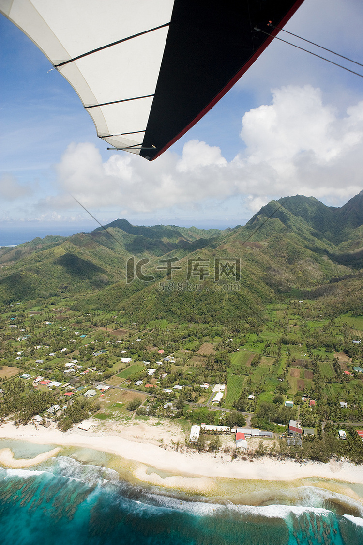 从库克群岛海岸线的滑翔伞俯瞰