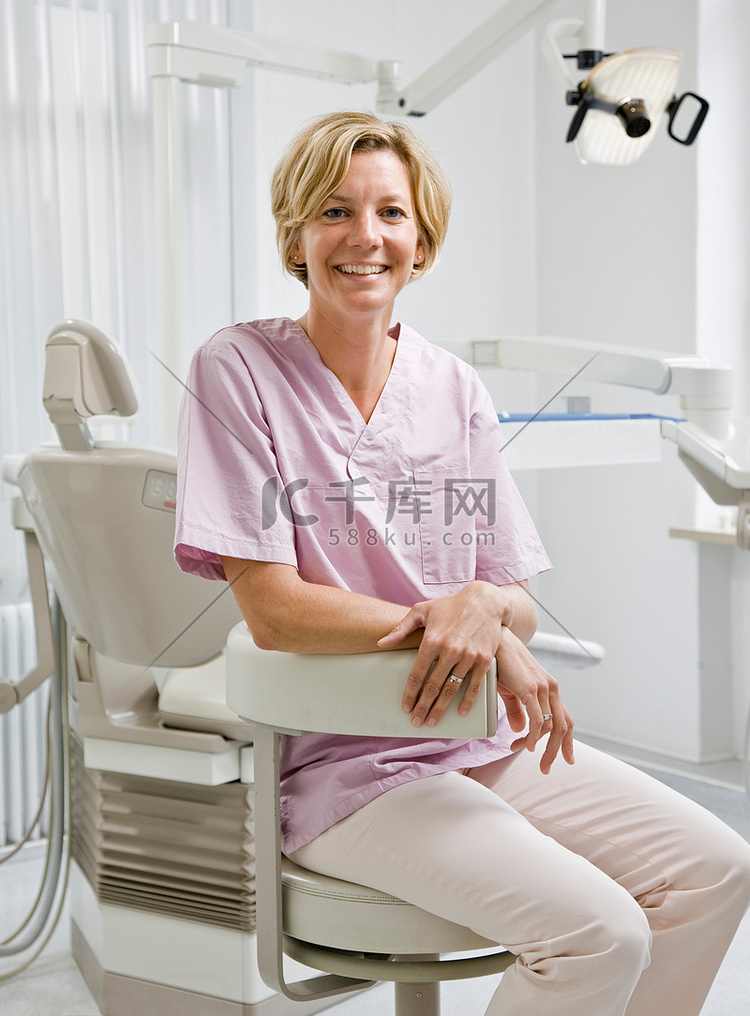 一位女性牙科助理的肖像