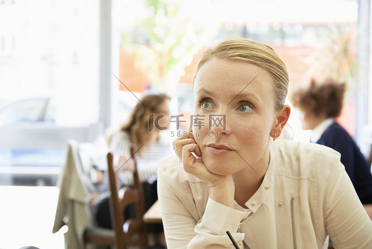 时髦的中年女性在咖啡馆等待的肖
