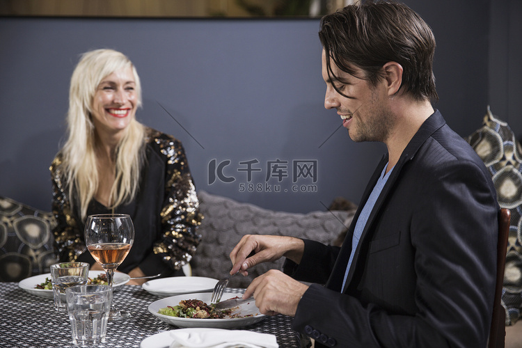 一对约会的情侣在餐厅用餐