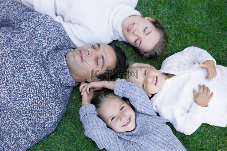 躺在草地上的一家人