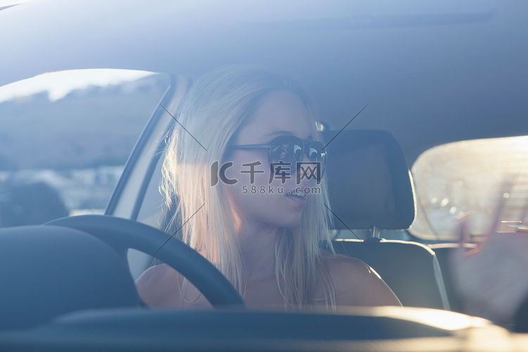 车里戴着墨镜的年轻金发女子
