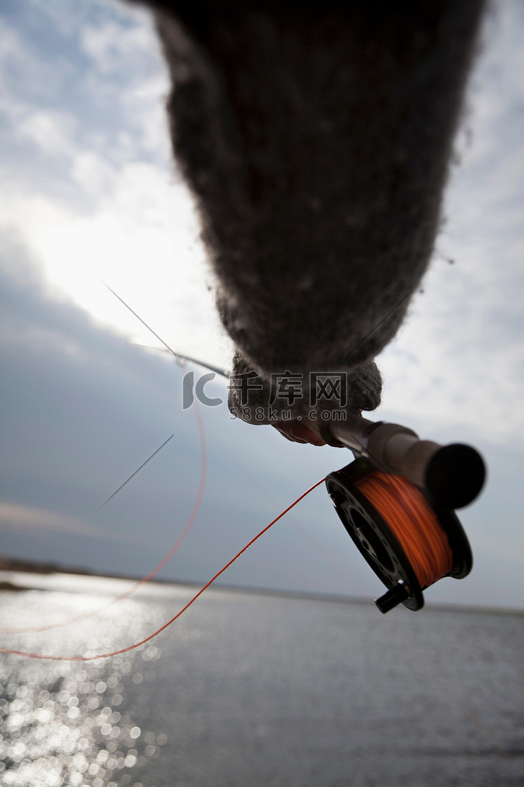 男子使用钓鱼杆的特写镜头