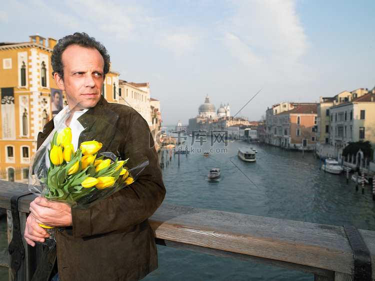 桥上的威尼斯人手持鲜花