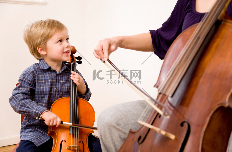 玩大提琴的女人和男孩
