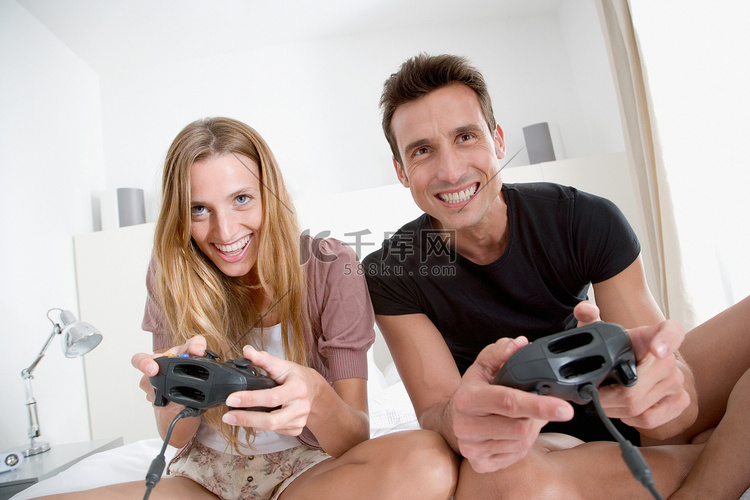 玩电脑游戏的情侣