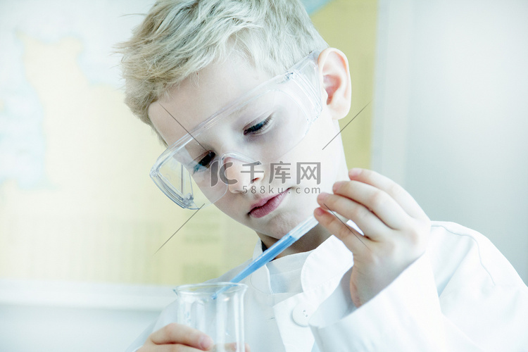 男孩戴着安全护目镜做科学实验