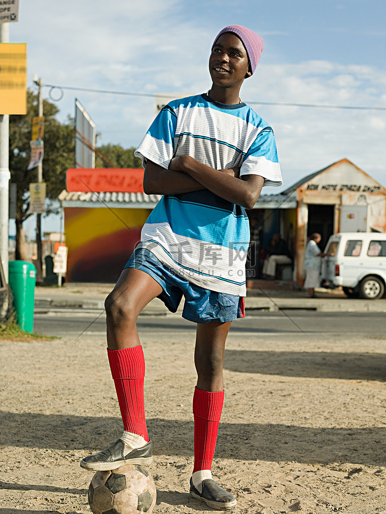 有足球的十几岁的非洲男孩