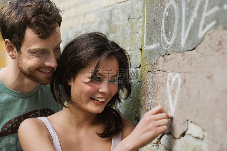 女友在墙上写下爱情