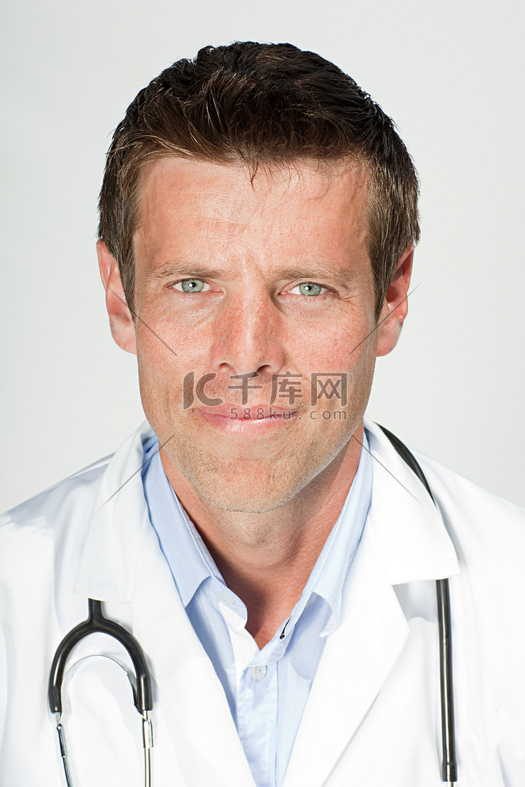 一位男医生的肖像