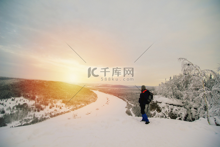 一名男子站在白雪覆盖的风景上在