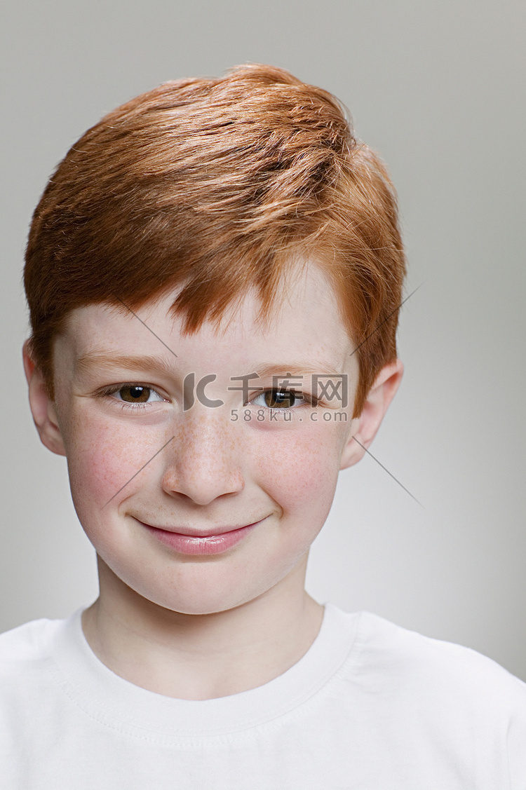 一幅红发男孩的肖像