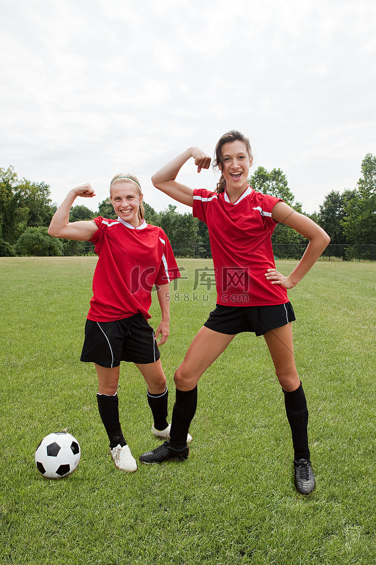女子足球运动员伸展肌肉