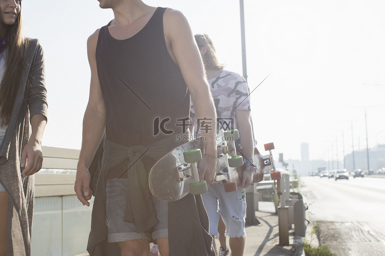匈牙利布达佩斯街头的滑板运动员