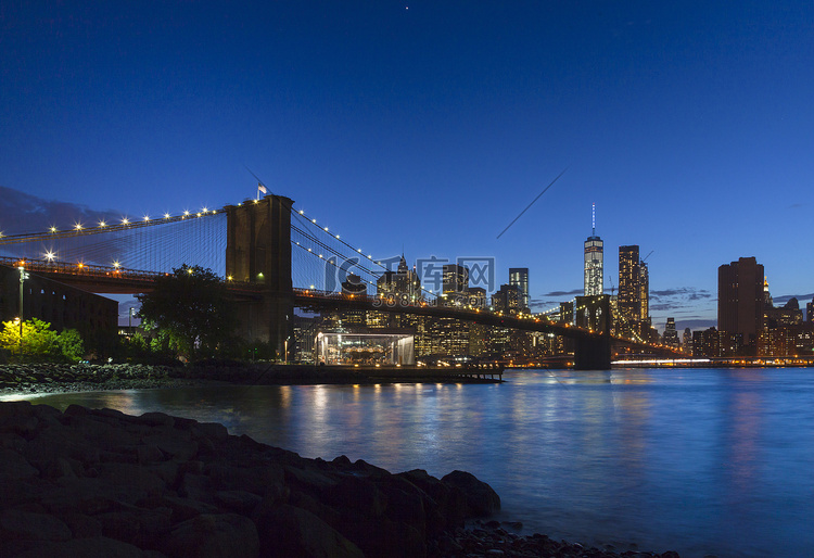 夜间曼哈顿金融区和布鲁克林大桥