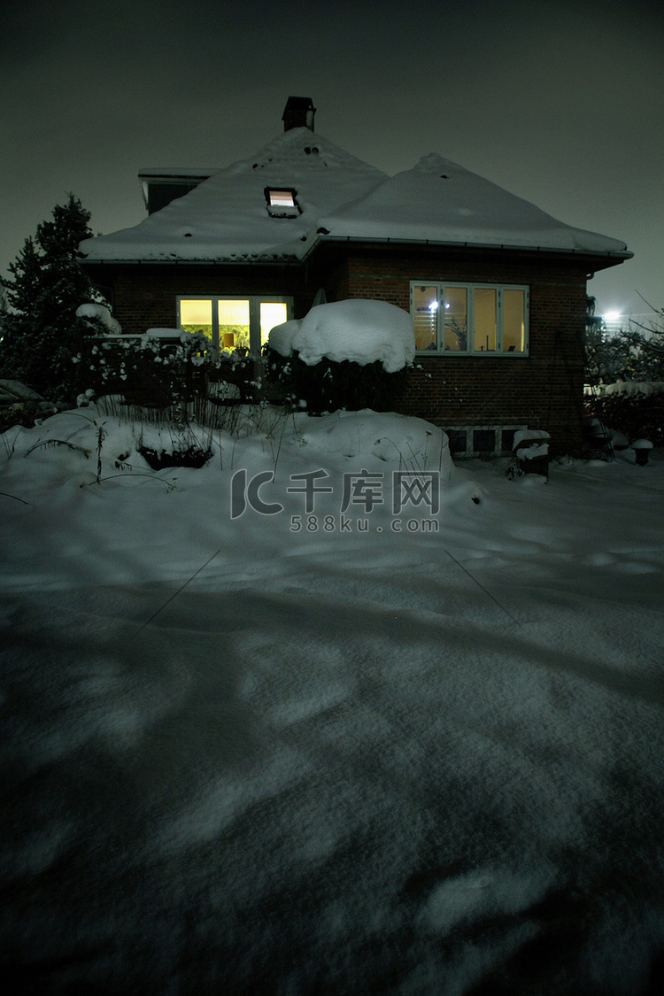 积雪覆盖的房子和前院