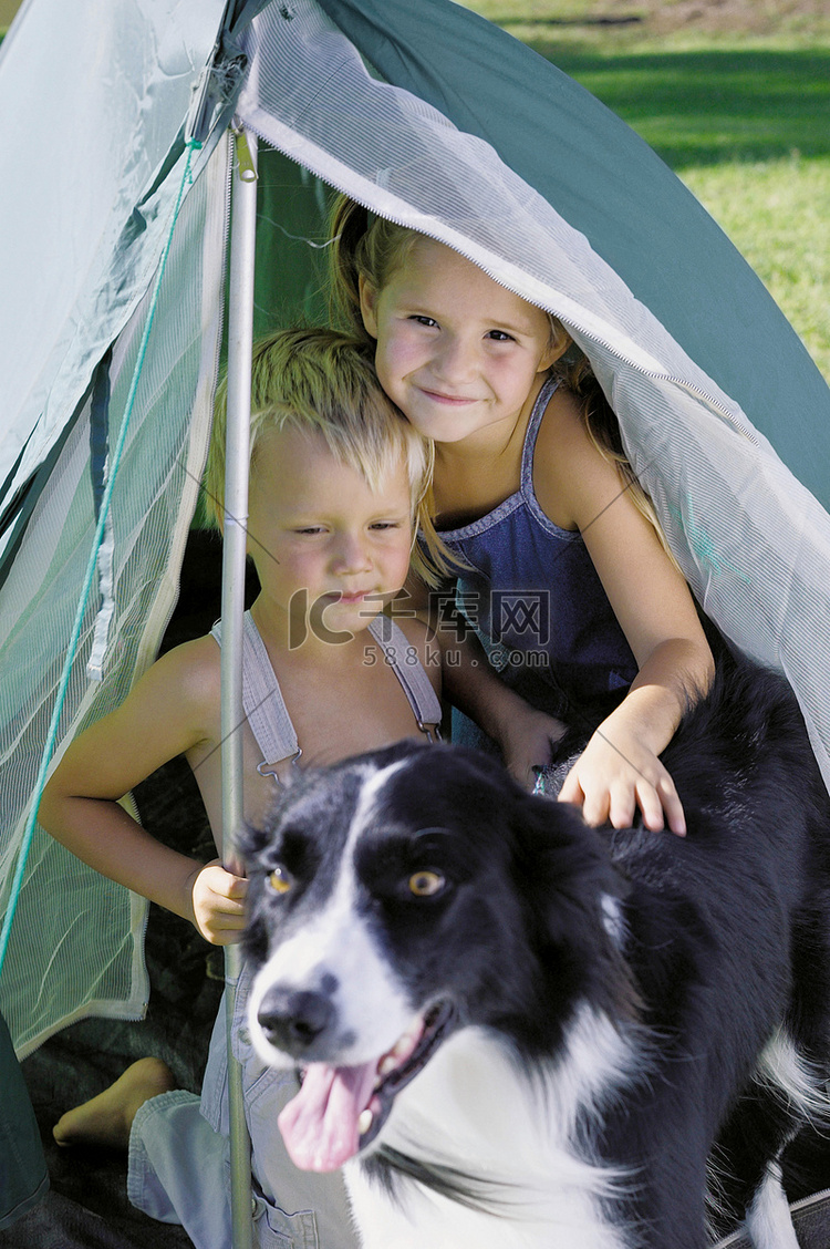 儿童和狗狗露营