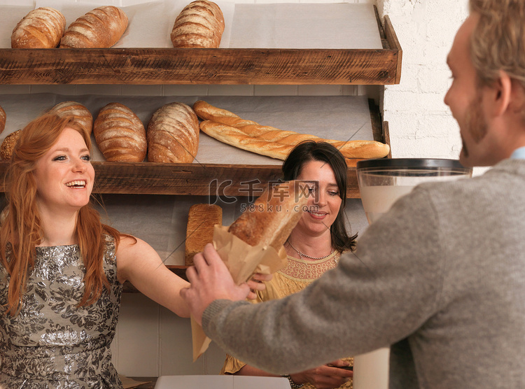 把面包递给顾客的女人