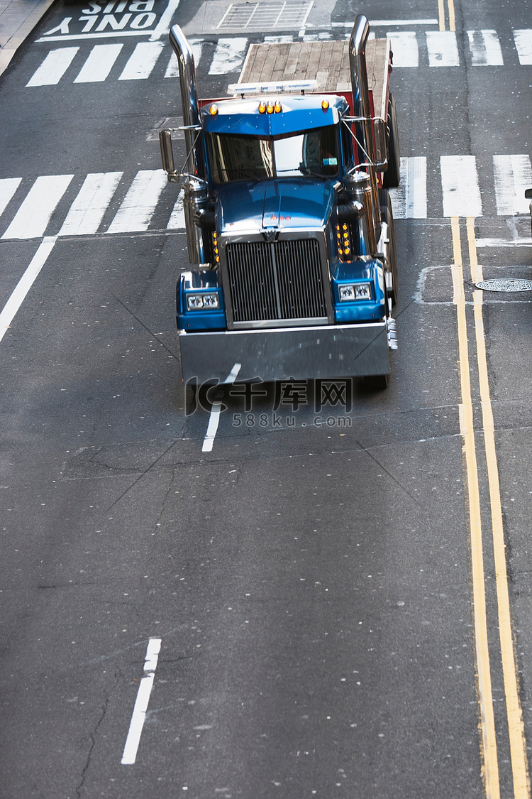 蓝色卡车在城市街道上行驶