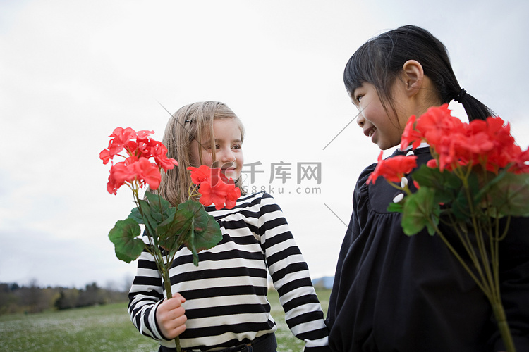 手持鲜花的女孩