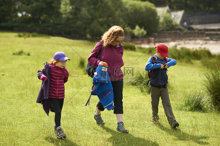母亲和孩子散步英国坎布里亚湖区