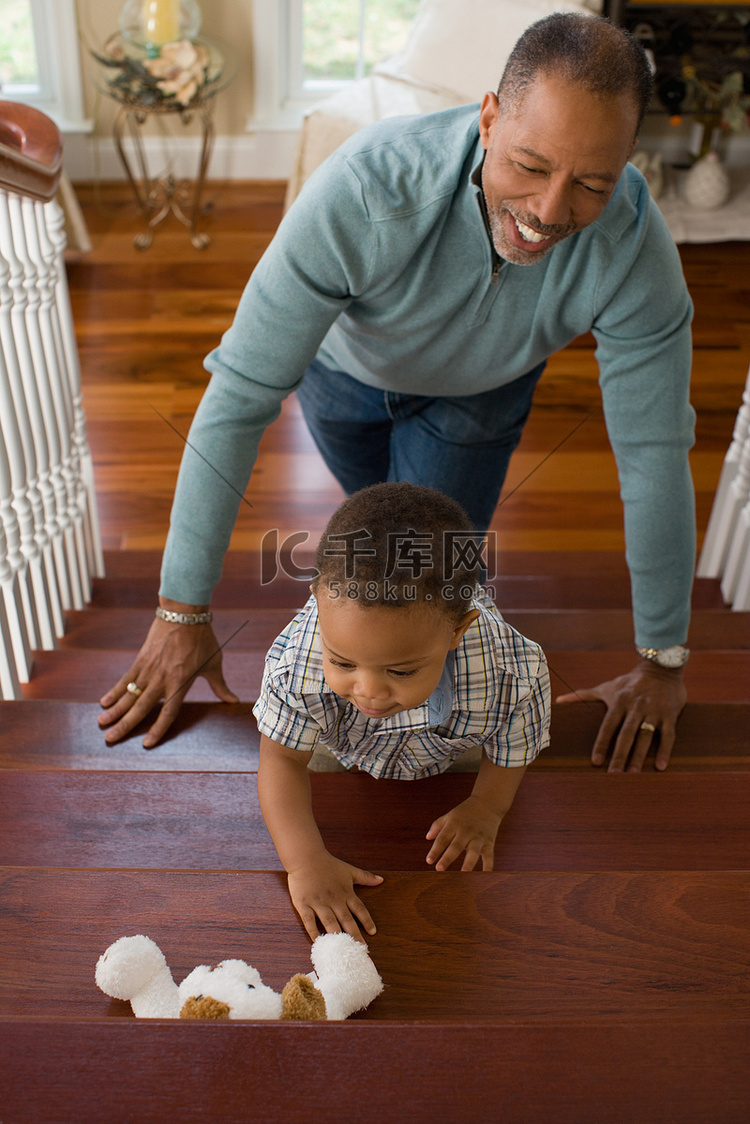 爷爷看着孙子爬楼梯
