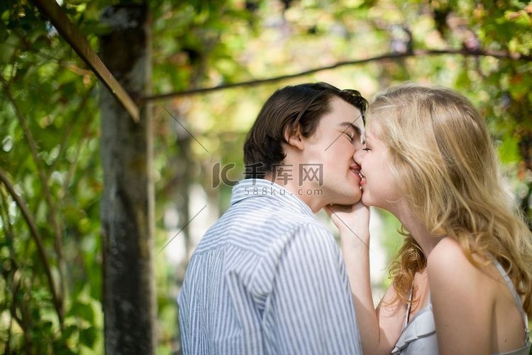 情侣在花园里接吻