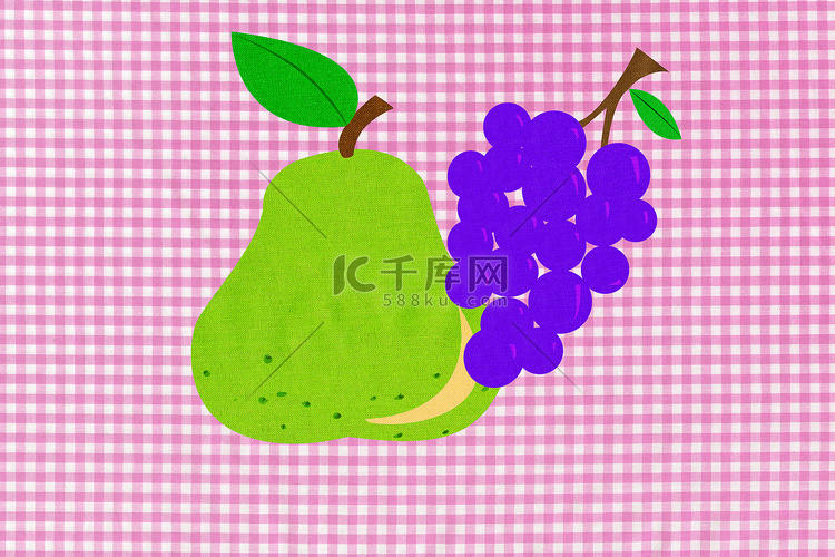 粉色格子布背景上的葡萄和梨