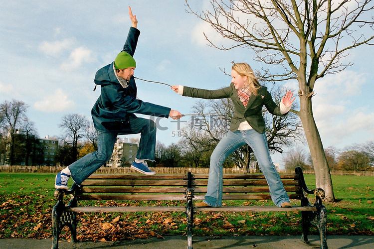一对情侣在公园的长凳上玩耍