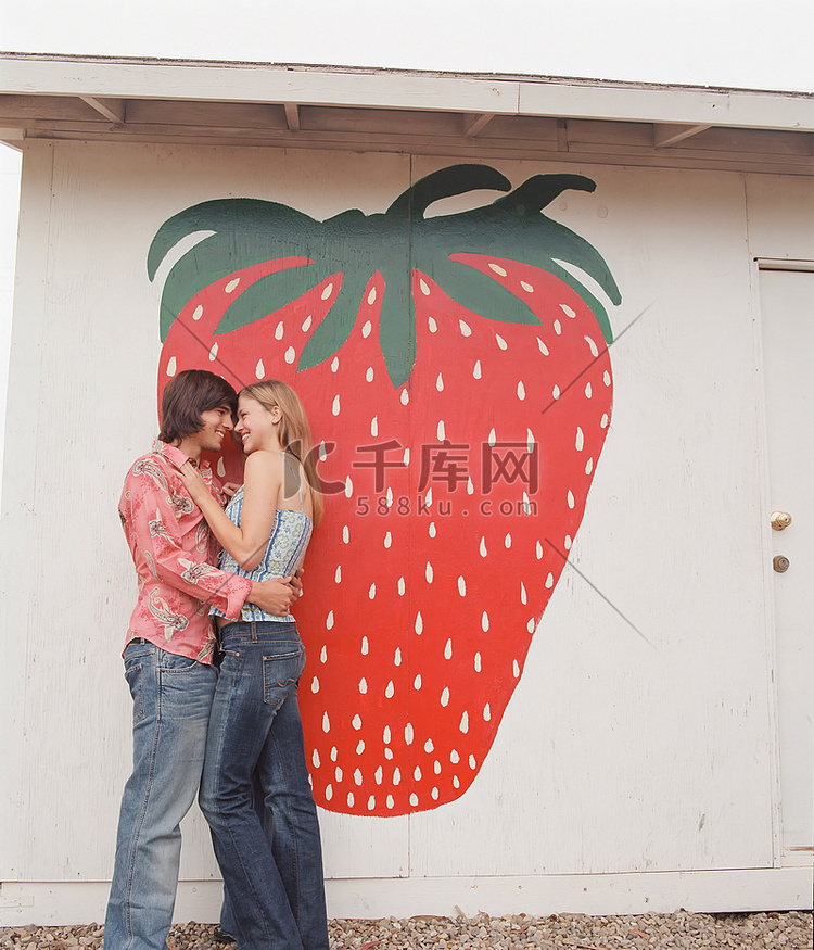 水果壁画中的情侣拥抱