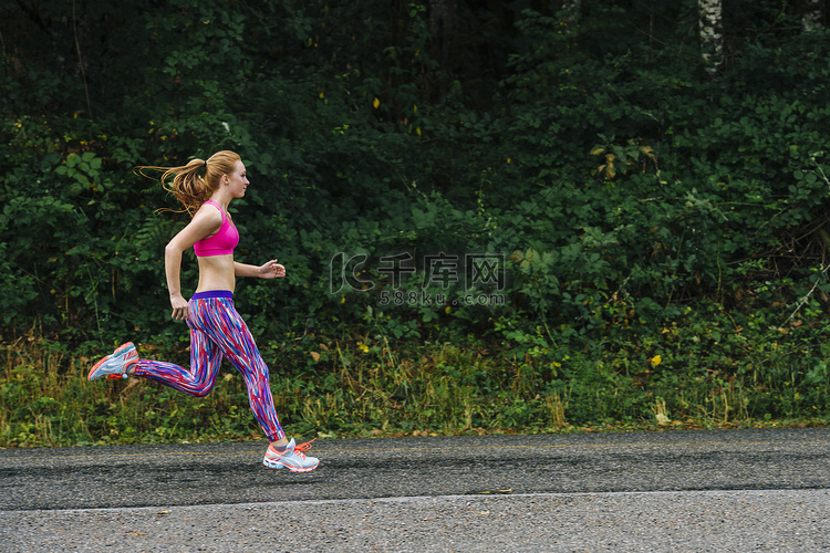 十几岁的女孩沿着乡村公路奔跑
