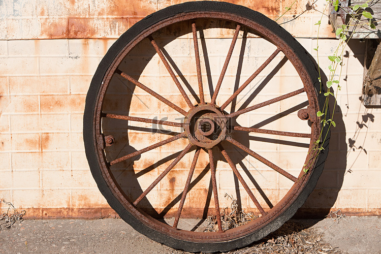 锈迹斑斑的旧车轮