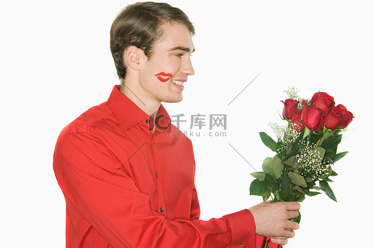 微笑的男人拿着一束玫瑰花