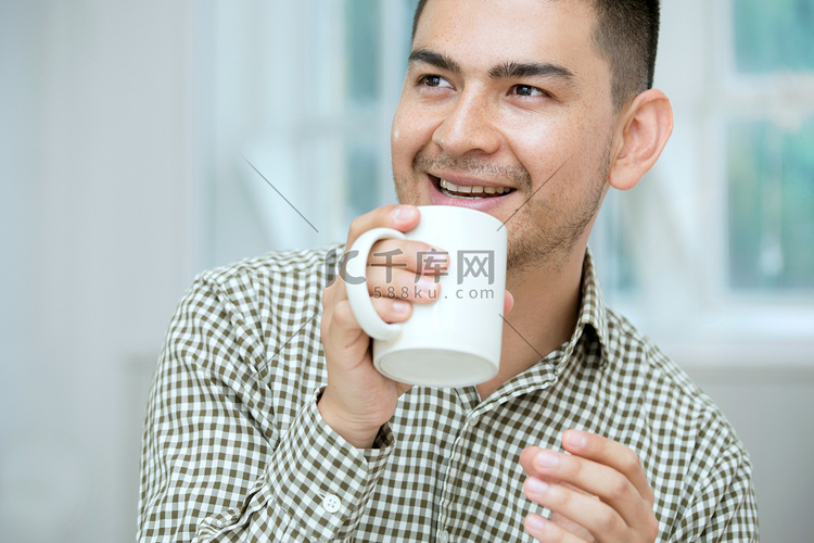 一名中年男子在喝咖啡