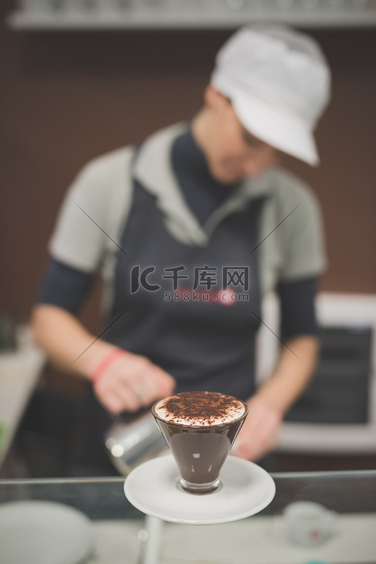 咖啡厅的咖啡师提供热巧克力