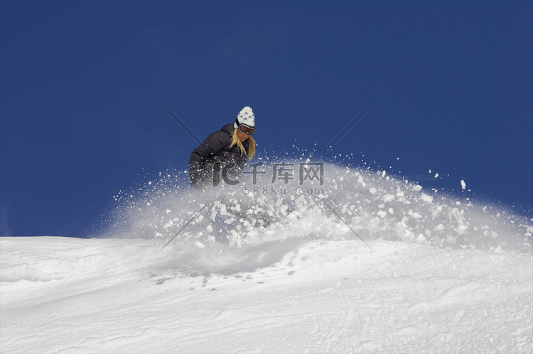 女子单板滑雪运动员在雪地里转弯